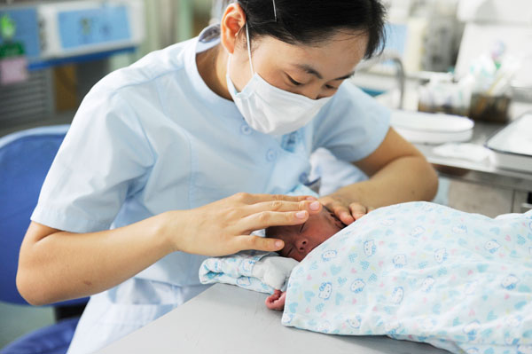 托起明天的太阳——产科护士轻柔的为新生儿抚触.jpg