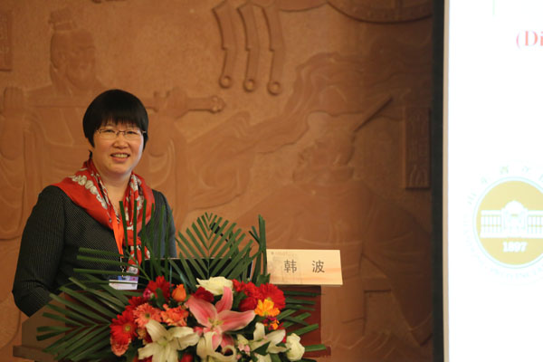 图二韩波教授主持开幕式.jpg