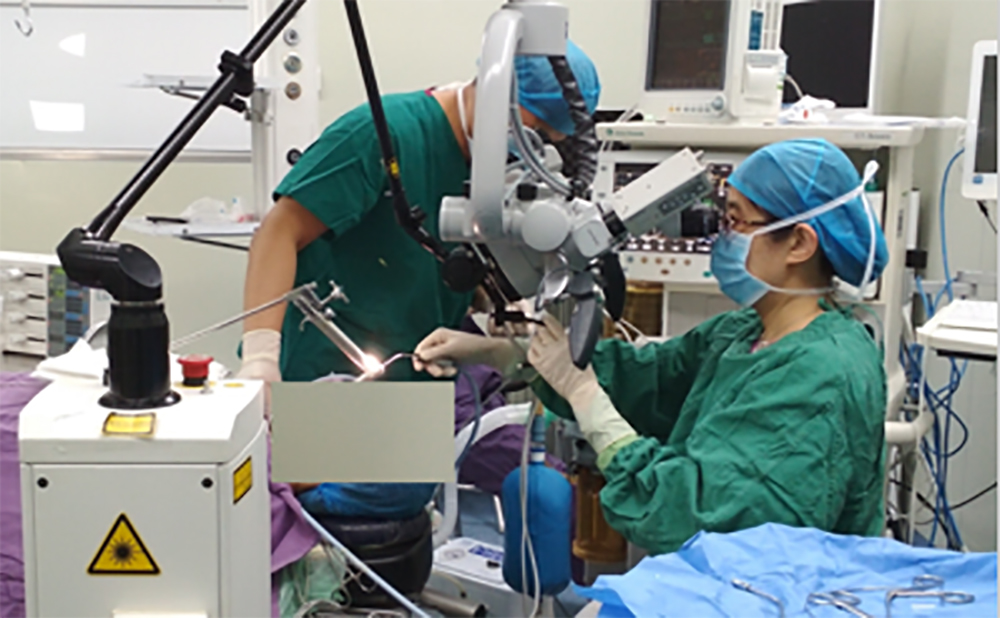 陈雪梅咽喉内镜激光手术演示